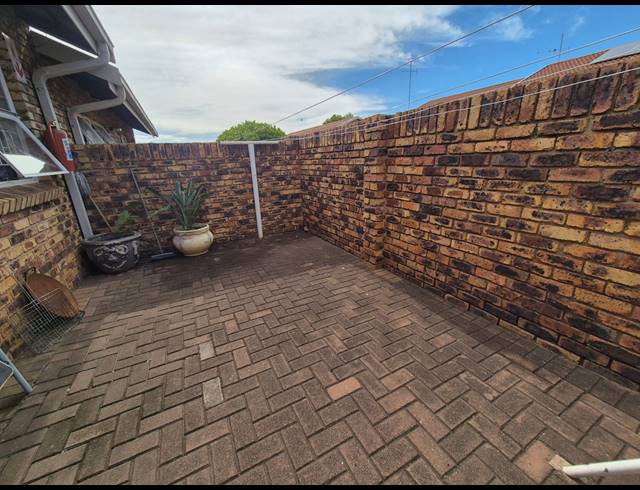4 BEDROOM TOWNHOUSE FOR SALE IN VANDERBIJLPARK SE 1